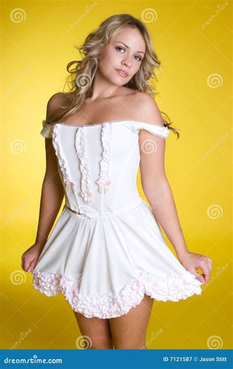 Fille Assez Blonde Image Stock Image Du Femmes Cheveu