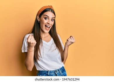 Chica latina sonriendo mirando a lado Más de fotos de stock con licencia libres de