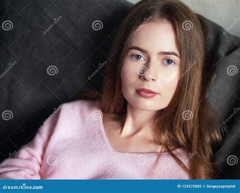 Het Natuurlijke Lichte Dichte Omhooggaande Levensstijlportret Van Mooie Blonde Vrouw Met Blauwe