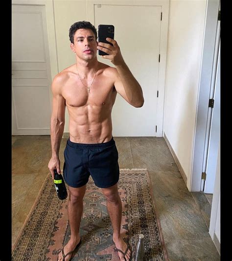 Foto Web foi à loucura a nude de Cauã Reymond Purepeople