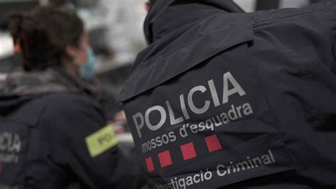 Los Mossos Investigan El Hallazgo De Un Cad Ver Cerca De Una Carretera