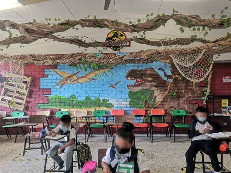 Juárez Maestro chido revive Jurassic Park en salón de clases