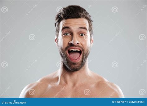 L Uomo Barbuto Emozionante Con Le Spalle Nude Ed Apre La Bocca Immagine Stock Immagine Di