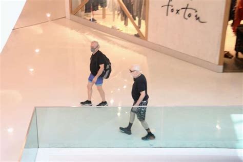 Ney Latorraca E Marido S O Vistos Em Momento Raro Passeando No Shopping