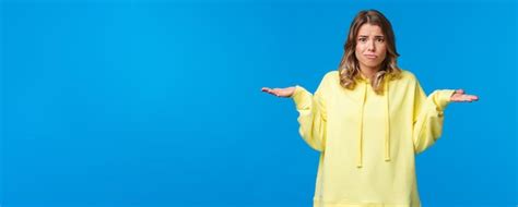 Was ist los warum das verwirrte und besorgte dumme blonde mädchen nicht versteht was passiert