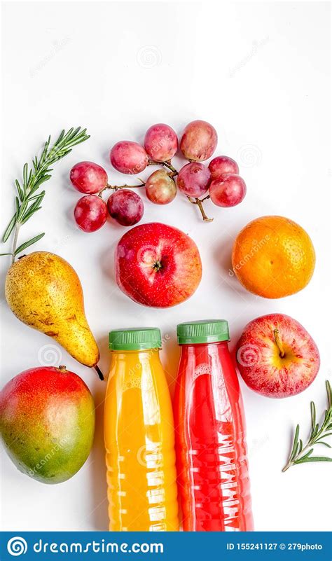 Botellas Pl Sticas Con Los Jugos De Fruta En La Maqueta Blanca De La