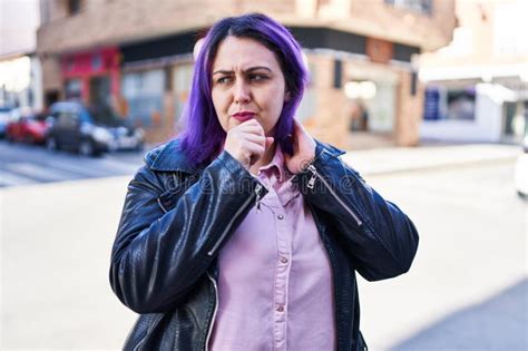 Joven Hermosa Chica Con Bikini Sonriendo En El Amor Que Muestra El S Mbolo Del Coraz N Y La