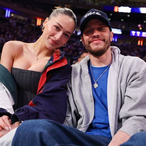 Pete Davidson S Girlfriend Elsie Hewitt Stuns In A Black Bikini And Baby Bump