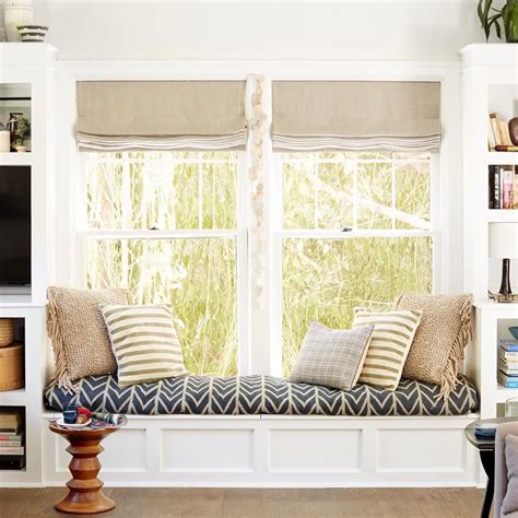 Стеллаж за шторой у окна 85 фото