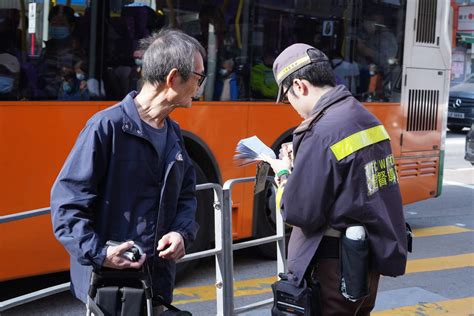 （多圖）深水埗交通執法亂過馬路罰2000 學生仔衝燈「捱訓」 香港 大公文匯網