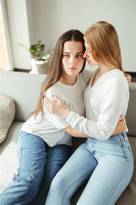 Copines Heureux En Amour Partageant Le Temps Ensemble Image stock