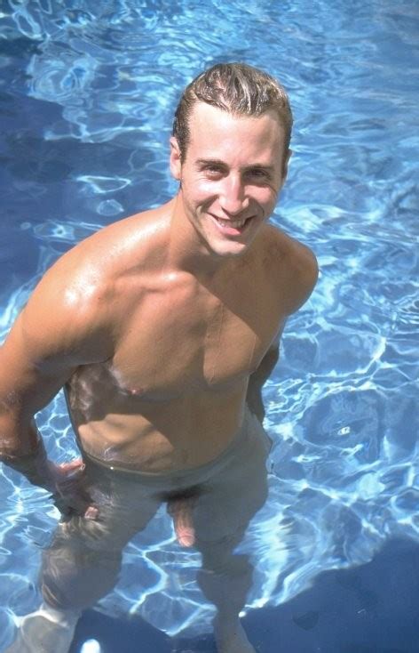 Etalon gay musclé s exhibant nu dans un parc ou strip teaseur avec une