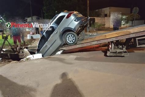 Carro Fica Preso Em Bueiro Aberto E Removido Ajuda De Caminh O