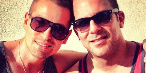 Le Foto Emozionanti Di Due Papà Gay Che Abbracciano Il Figlio Neonato RDD