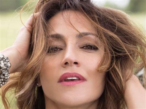 Fotón en la playa Eleonora Wexler bikini lomazo mar y sol Mia FM