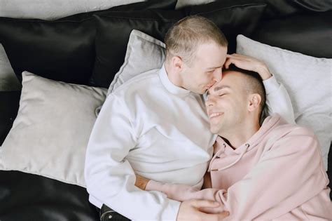 Gros Plan D Un S Duisant Couple Gay Heureux Souriant Se Reposer Au Lit Photo Gratuite