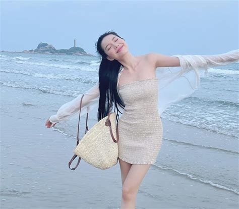 Xuất hiện hot girl làm việc trên giường khéo phô diễn đường cong vạn người mê