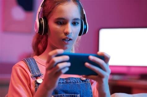 Sorprendido Adolescente Jugando Juego En Smartphone Foto Premium