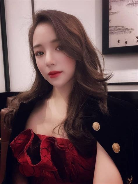 Hot girl ngủ gật từng trượt dài trên con đường khoe thân