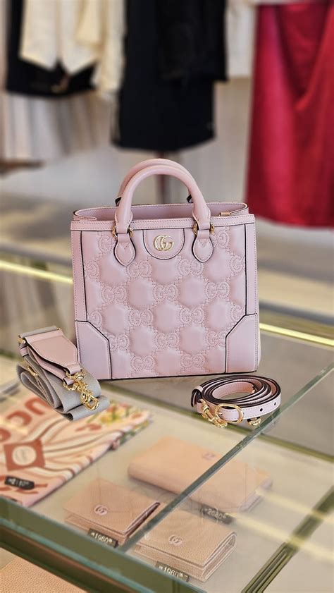 Pink Purse in a Shop · Free Stock Photo