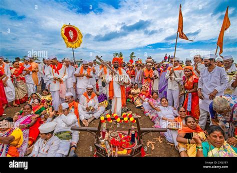 devotees participate   vibrant wari palki yatra  pandharpur