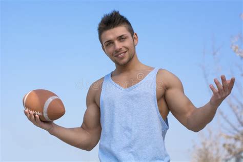 Hombre Muscular Con Sudadera Con Capucha Azul Abierta En Pecho Desnudo