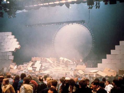 Pink Floyd - The Wall 1980: Comfortably Numb & Live Earls Court ...