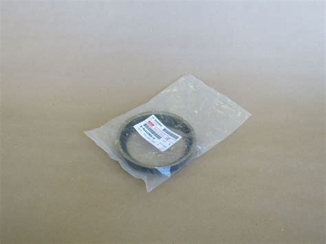 Купить Сальник передней ступицы в Москве