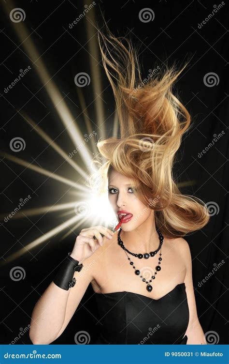 Het Sexy Blonde Meisje Eet Rode Spaanse Peper Stock Afbeelding Image Of Likken Kapper