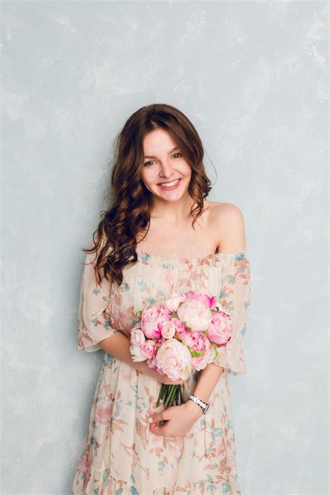 Porträt Eines Schönen Brunette Mädchens Mit Dem Gelockten Haar Das in Einem Studio Steht Sie