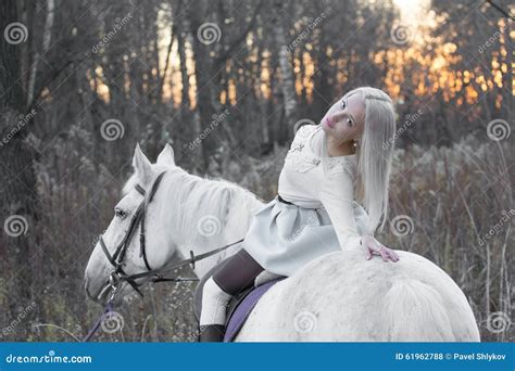 Deux Blonde Fille Avec Un Cheval Photo Stock Image Du Accouplement Sport