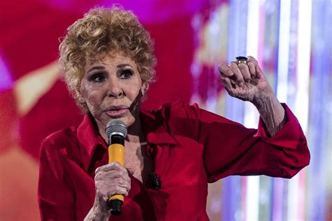 Amadeus Ornella Vanoni Super Ospite Della Finale Di Sanremo The