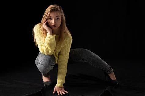 4K Blondy Blonde Girl Pose Jeans Sweater Glance HD Wallpaper Rare Gallery