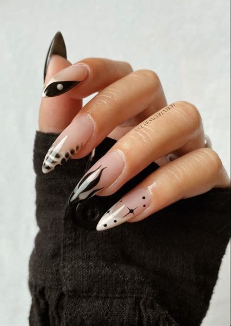 Anabia Hashmi adlı kullanıcının Nude lip gloss panosundaki Pin Makyaj ipuçları Makyaj rutini