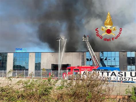 Grosso Incendio In Un Deposito Di Gomme A Empoli Persone In Ospedale