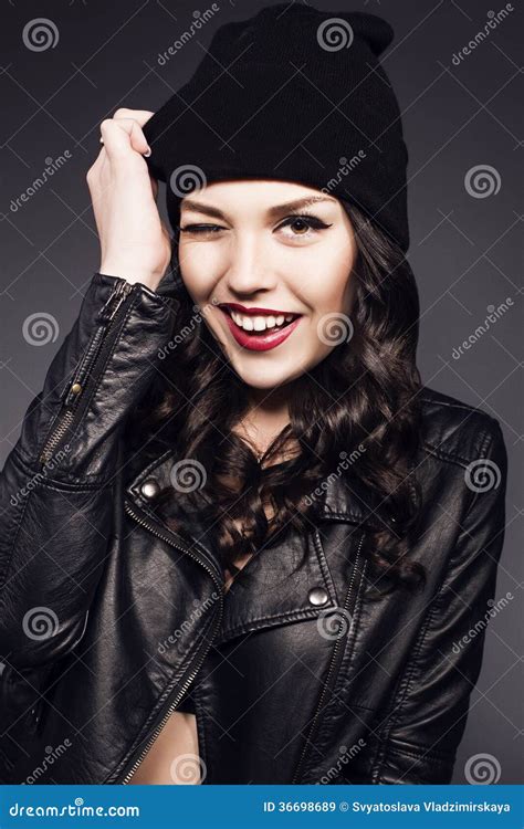 Portret Van Mooi Meisje Met Donker Haar Stock Afbeelding Image Of Brunette Makeup