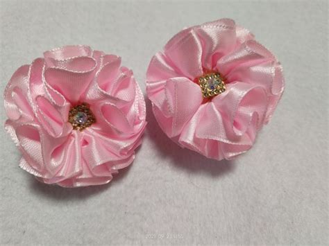 Розовые зефирки с бриллиантовым брошью