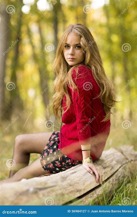 Portrait D Une Jeune Femelle Blonde Sur Le Champ Belle Femme Image Stock Image Du Heureux
