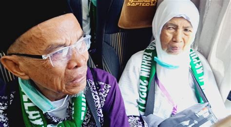 Tangis Haru Kakek Zainudin Tak Terbendung Lihat Keindahan Payung
