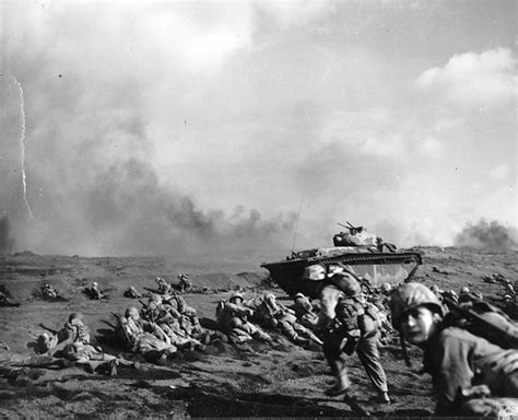 Launching The Assault Iwo Jima 1945 Photo Caption Iwo J Flickr