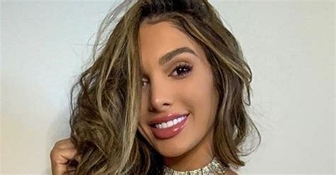 Se puso la bikini más chiquita del mundo y si te arrimás mucho te pica Mirá el detalle que