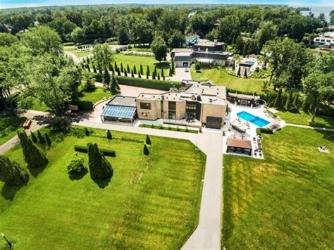 Plusieurs maisons de prestige à Laval sont en vente