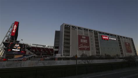 Sports fans argue over which quarterback has won the most super bowls 32