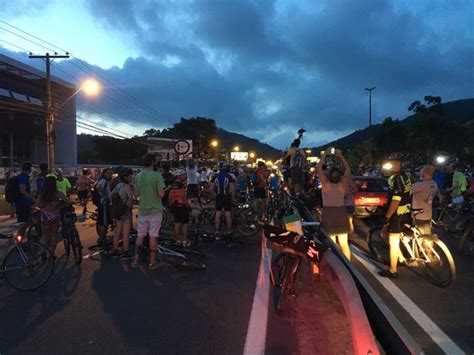 G1 Após mortes ciclistas protestam e bloqueiam SC 401 na capital