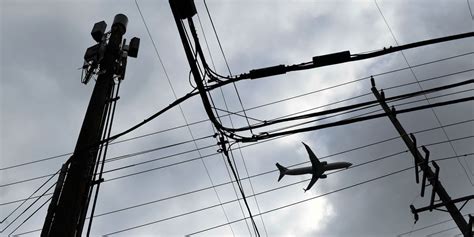 Atandt Verizon To Phase In More 5g Service Near Airports Wsj