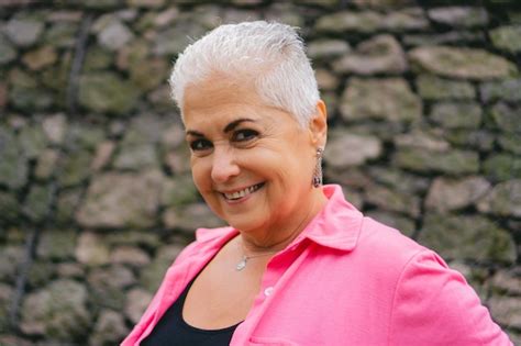 Mulher Latina Mais Velha Cabelo Branco Olha Para O Fundo Feliz Da C Mera Pedras Foto