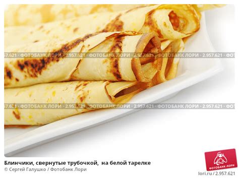 Блинчики, свернутые трубочкой, на белой тарелке. Стоковое фото ...