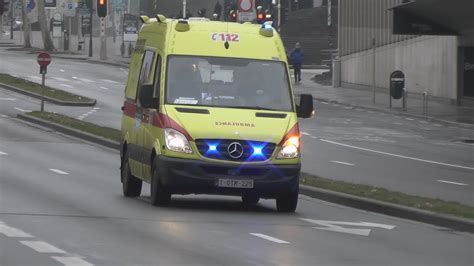 Diverse Ambulances Met Spoed Naar En Van Verschillende Interventies In