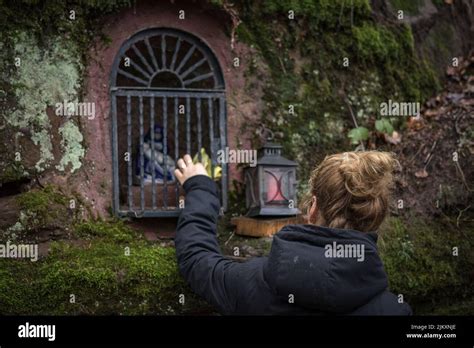 Une vue de derrière une jeune femme blonde devant une petite chapelle de grâce Photo Stock Alamy