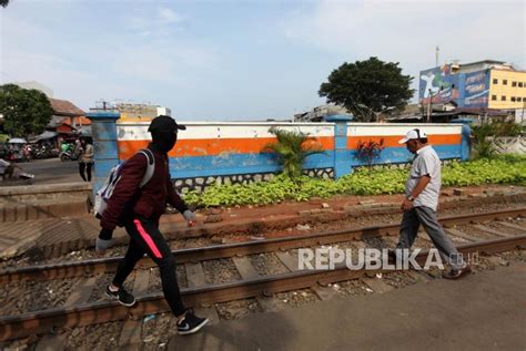 Perlintasan Kereta Api Di Stasiun Pasar Senen Ditutup Beton Republika